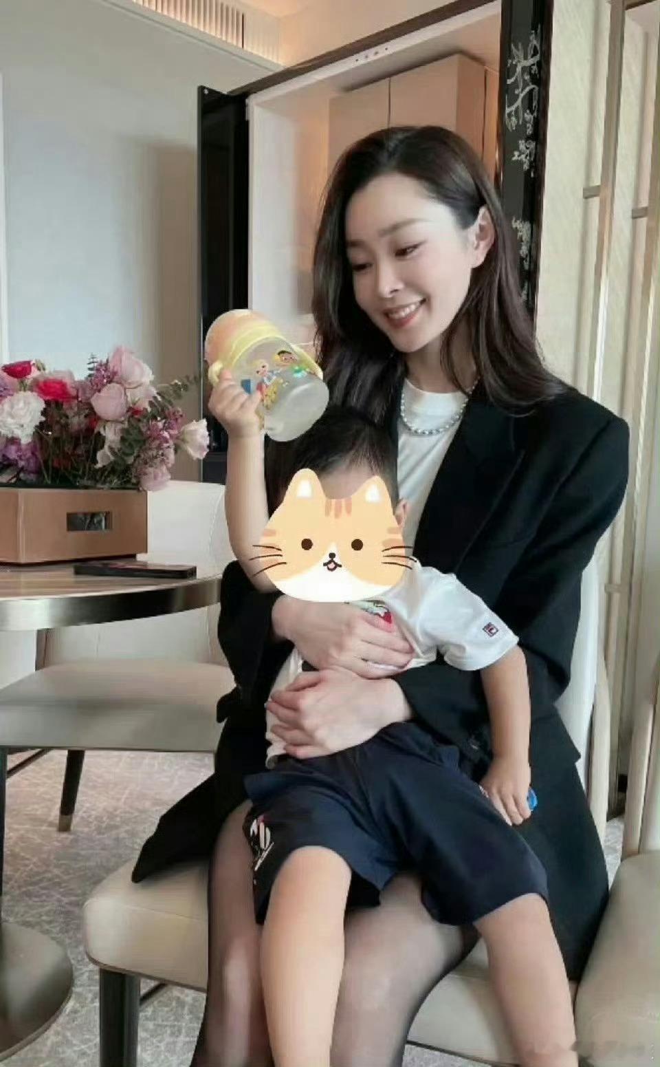 宋秩这个素颜美，和家里人吃便饭，放松的状态跟带入，开心的神情都写在脸上了