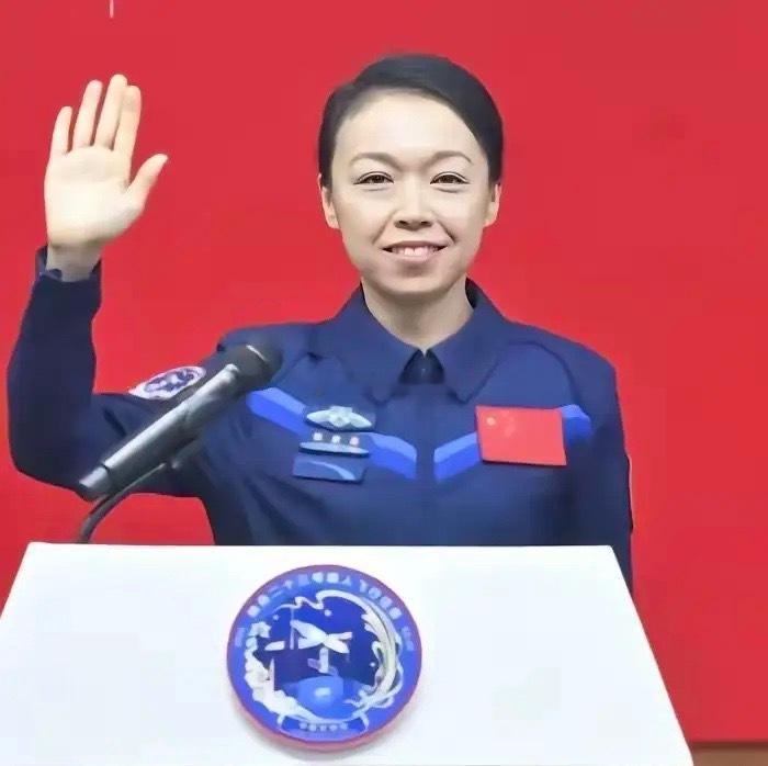 黎家盈飞太空我不羡慕她有博士学位我也不羡慕但是我羡慕的是，她有一个非常支持她事业