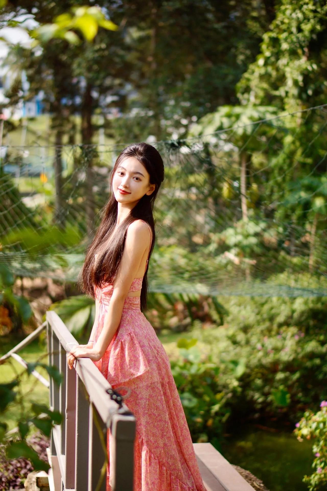 “漫步花园，粉裙仙子”🌸👗🌳