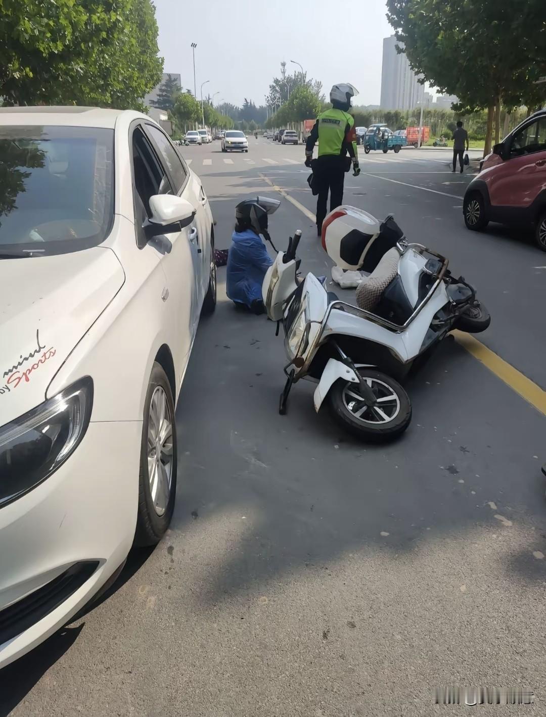 我发现，但凡开车超过三年的老司机，都明白一个死理儿：出了事，千万别信对方那句“没