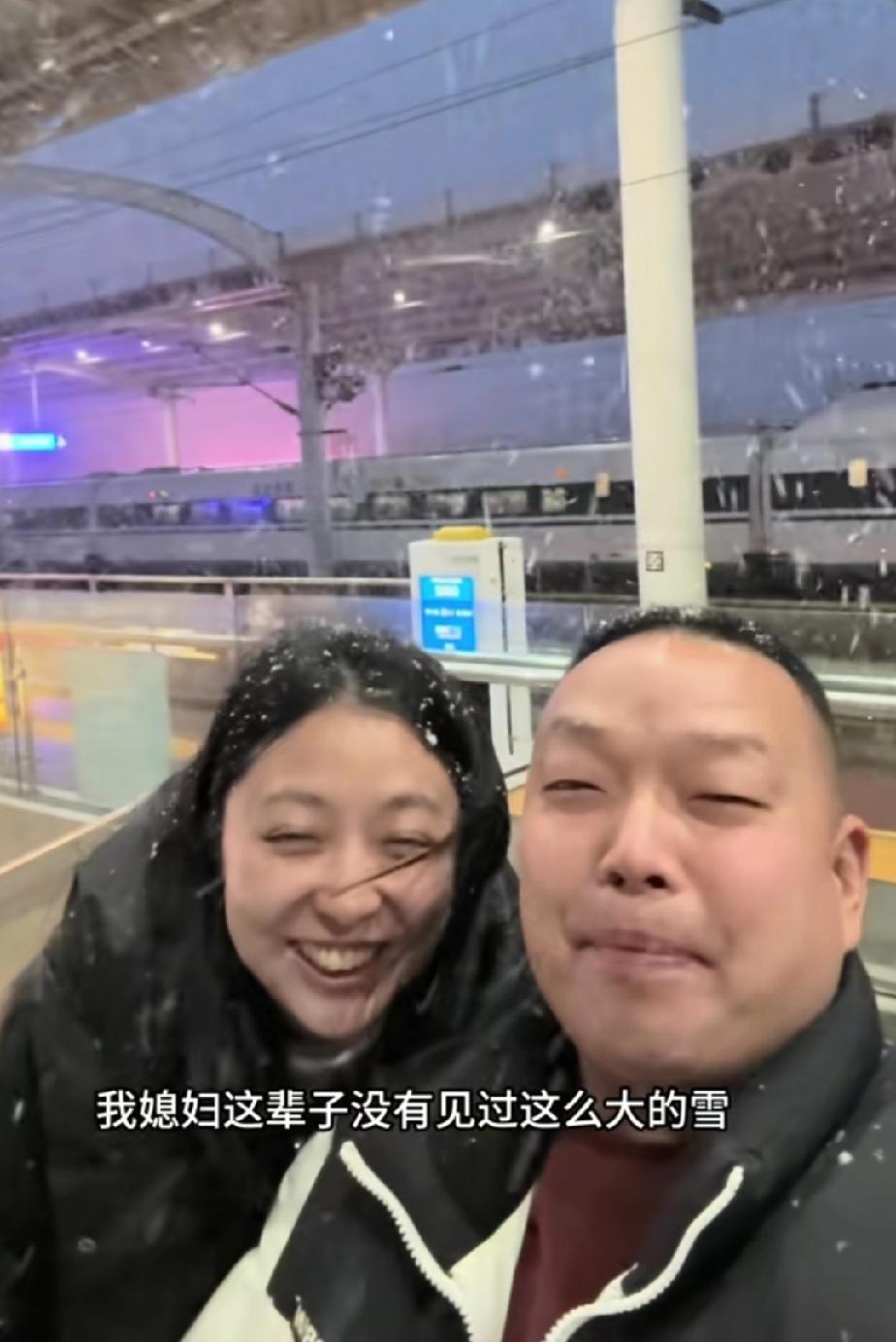 寻亲成功的王晓举对媳妇的爱快溢出屏幕了，这个新年，他没有陪伴自己的亲生母亲，而是