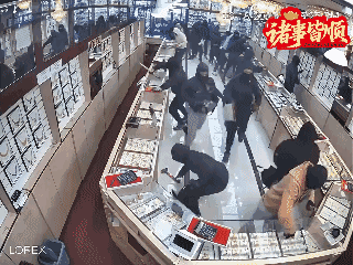 兄弟们，美国加利福尼亚的一幕，30多名蒙面歹徒，直接把珠宝店洗劫一空这踏马不止