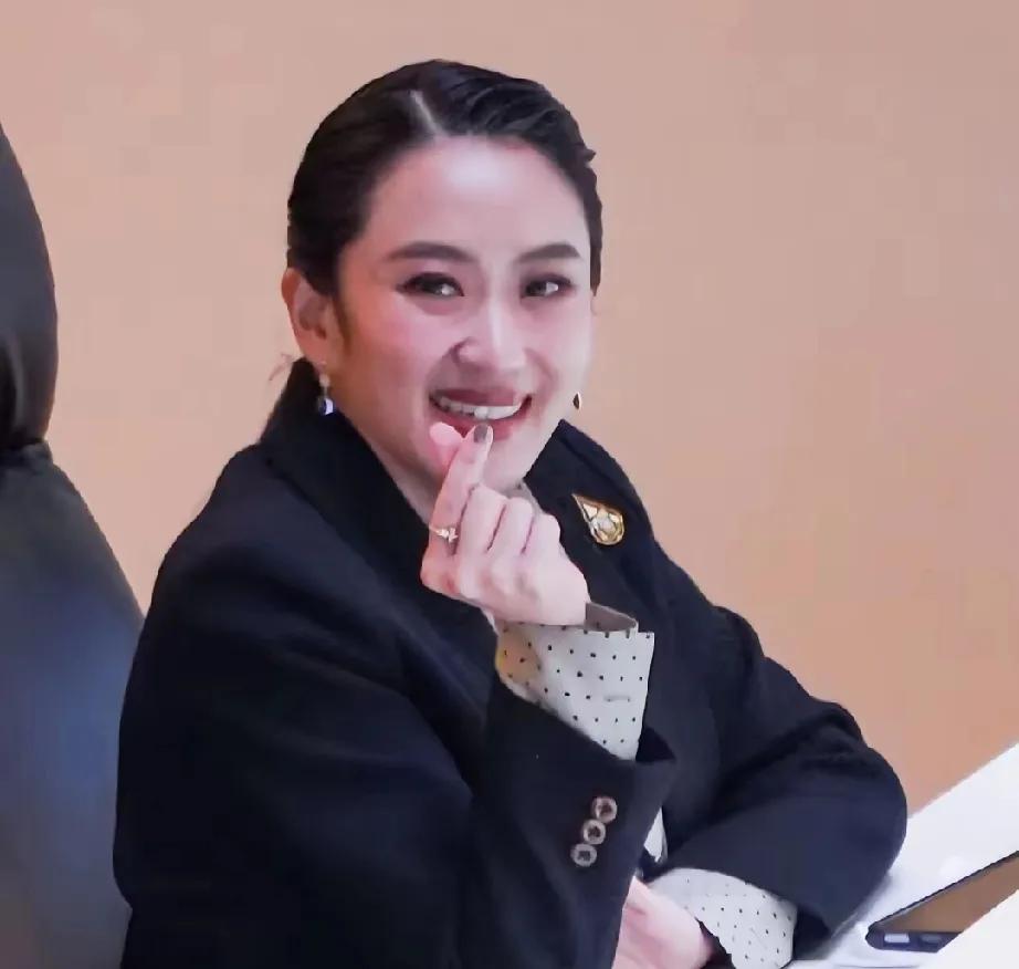 佩通坦是绝不会逃亡海外的！泰国如今最大新闻，莫过于他信和佩通坦乘私人飞机离开泰