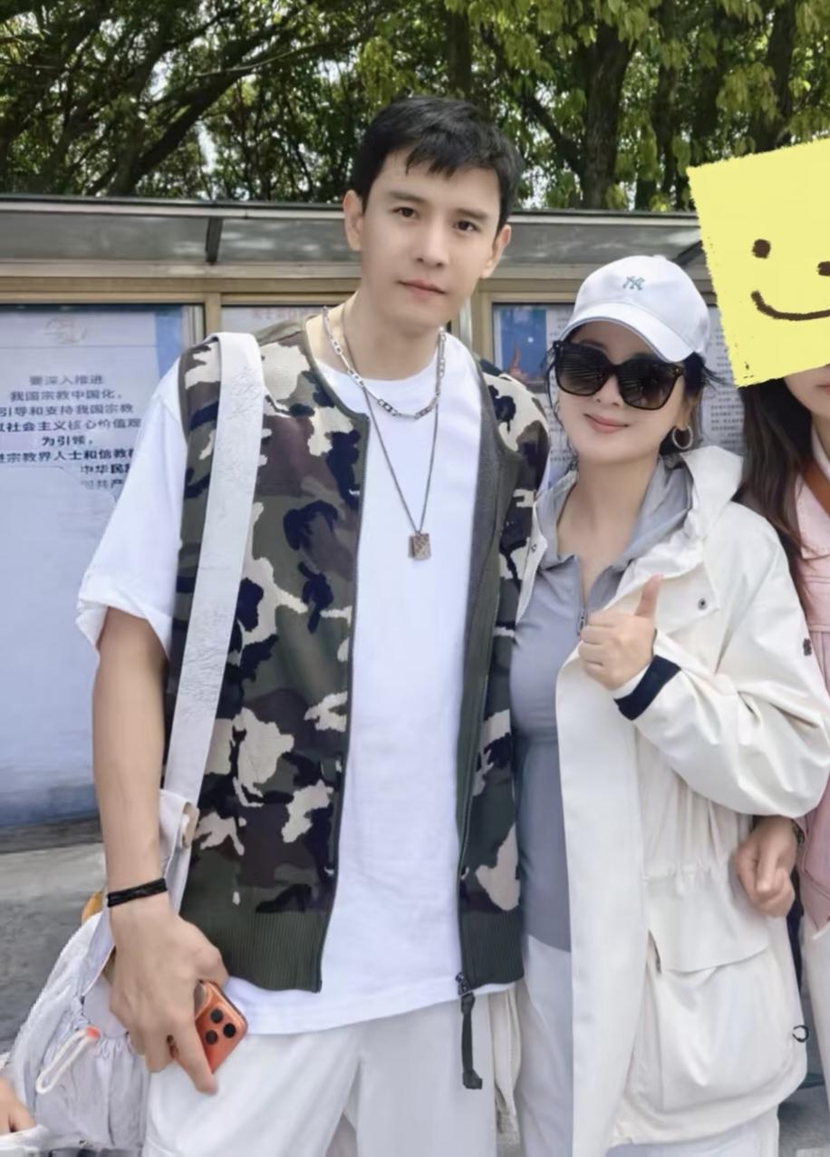 46岁小李琳和老公经超一起现身普陀山祈福，夫妻俩穿着一身休闲服，外表看起来非常年