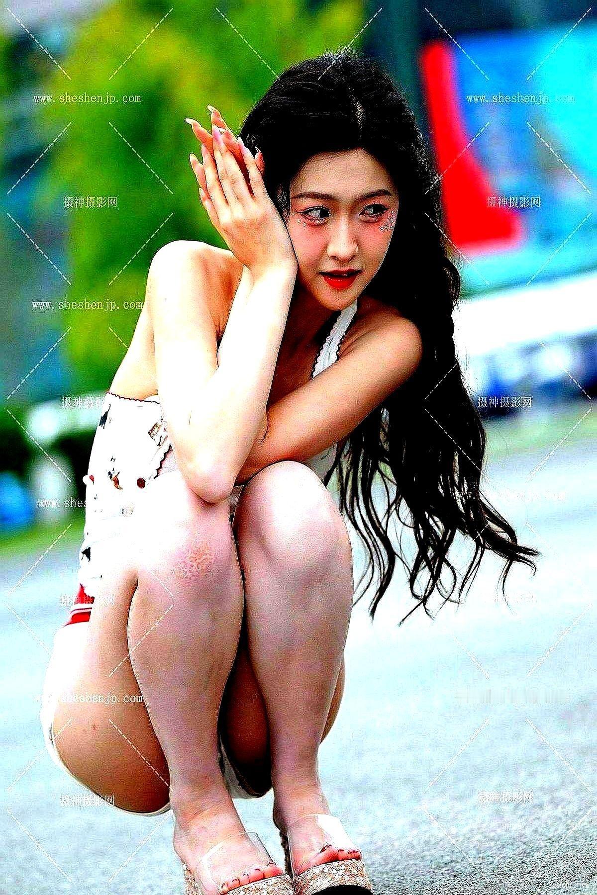 “樱桃吊带+白裙”在热搜上挂了一整天,任绵绵的车展生图被转发了二十万次。她下