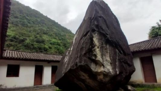 1983年怒江一中学突然飞来一颗500吨的巨石，稳稳地立在院子中央，并且只毁坏了