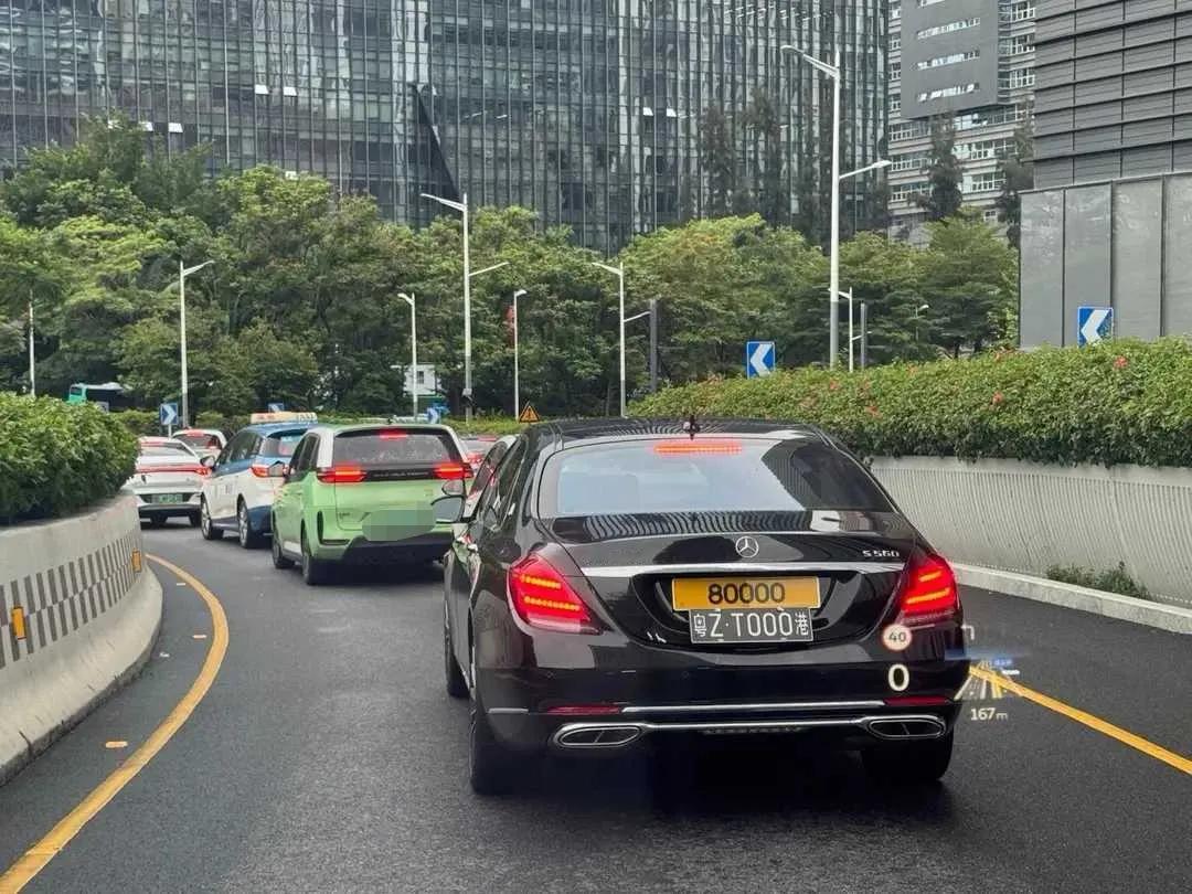 网友：看这车牌，是位大佬，你觉得呢？