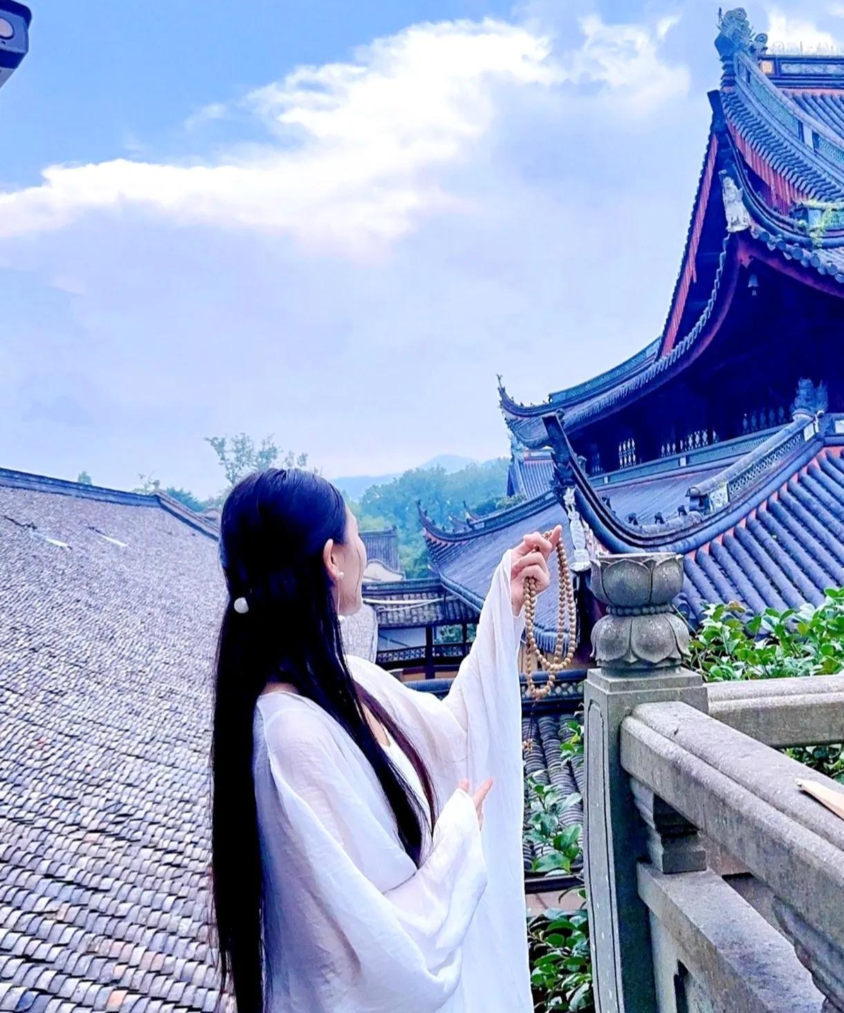 当你发现何为因果时，你就会明白世上没有可怜人；当你发现何为慈悲，你就会知道谁才是