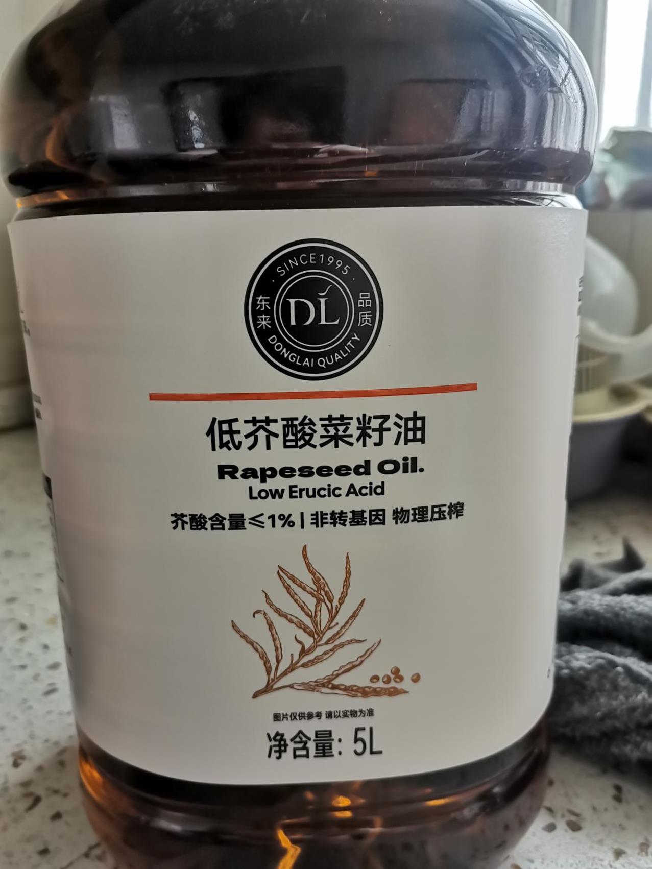 今天去胖永辉买了两件商品：一桶十斤的低芥酸菜籽油68.5元；一瓶矿泉水1.2元钱