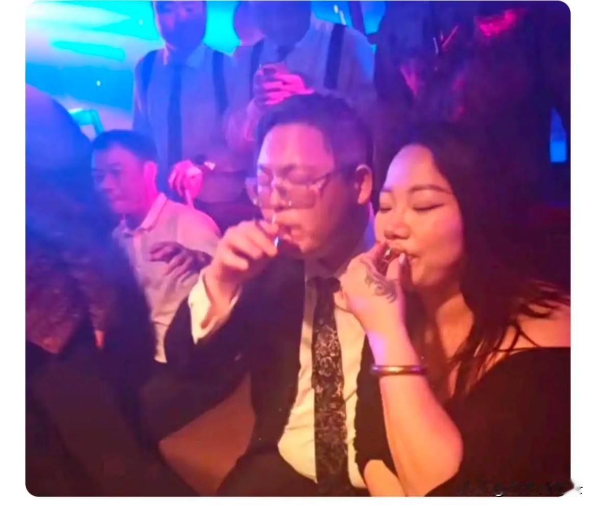向太发飙了！向佑带48岁纹身女友酒吧被拍这位女士看起来很好跟向佑有夫妻相