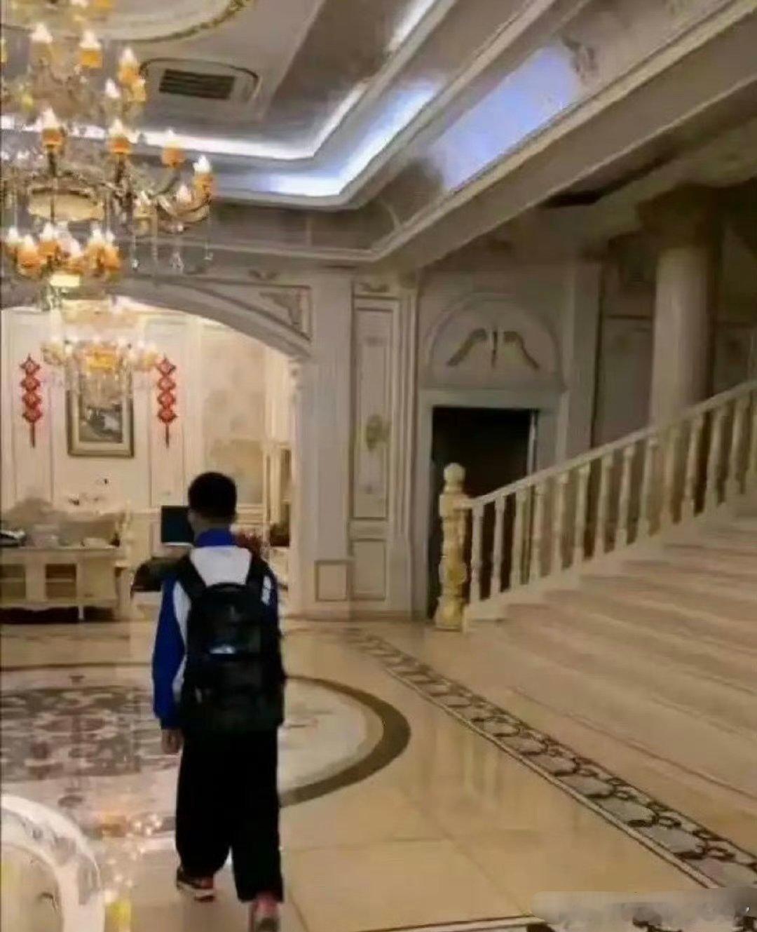终于知道为什么学校强制让穿校服了。。​​​