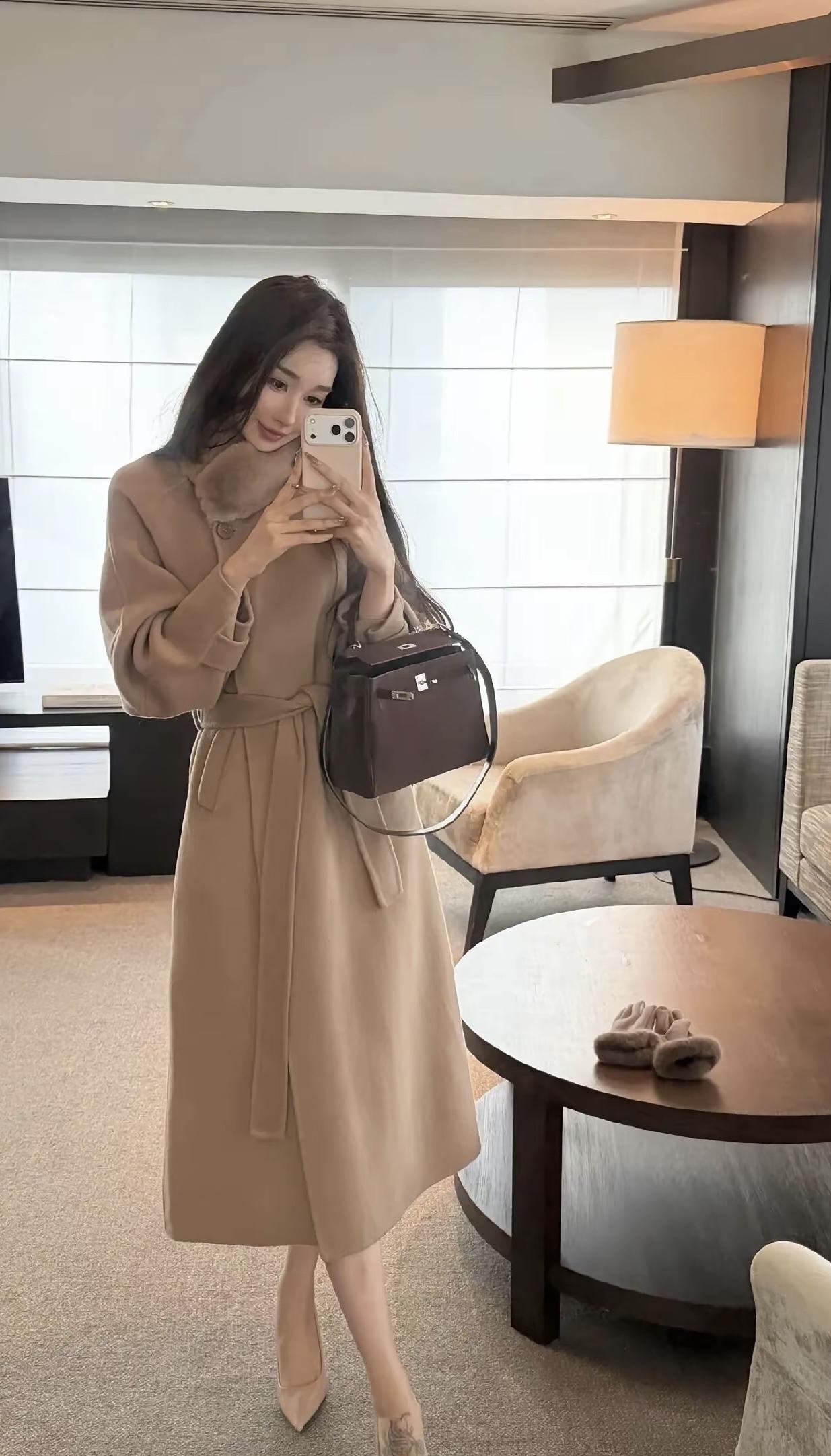 优雅气质穿搭，米色连衣裙搭配高跟鞋，尽显时尚魅力！
