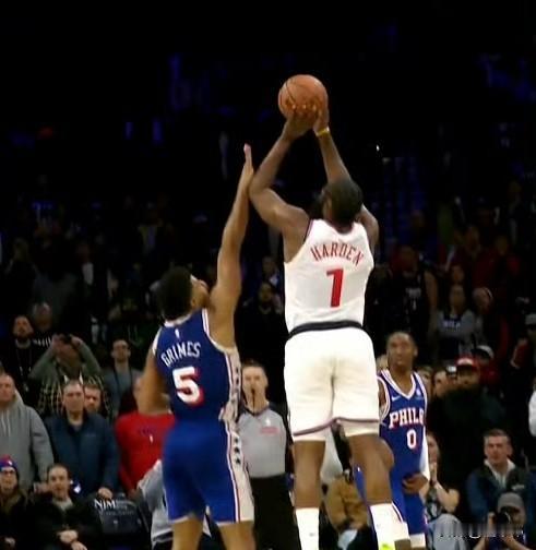 这球犯规了吗？格兰姆斯谈打到哈登的肘部：“我可能犯规了，也可能没有，但裁判也