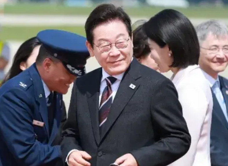 李在明：亲中是必须的今天晚上，韩国总统李在明结束了访日行程后立即前往华盛顿，即