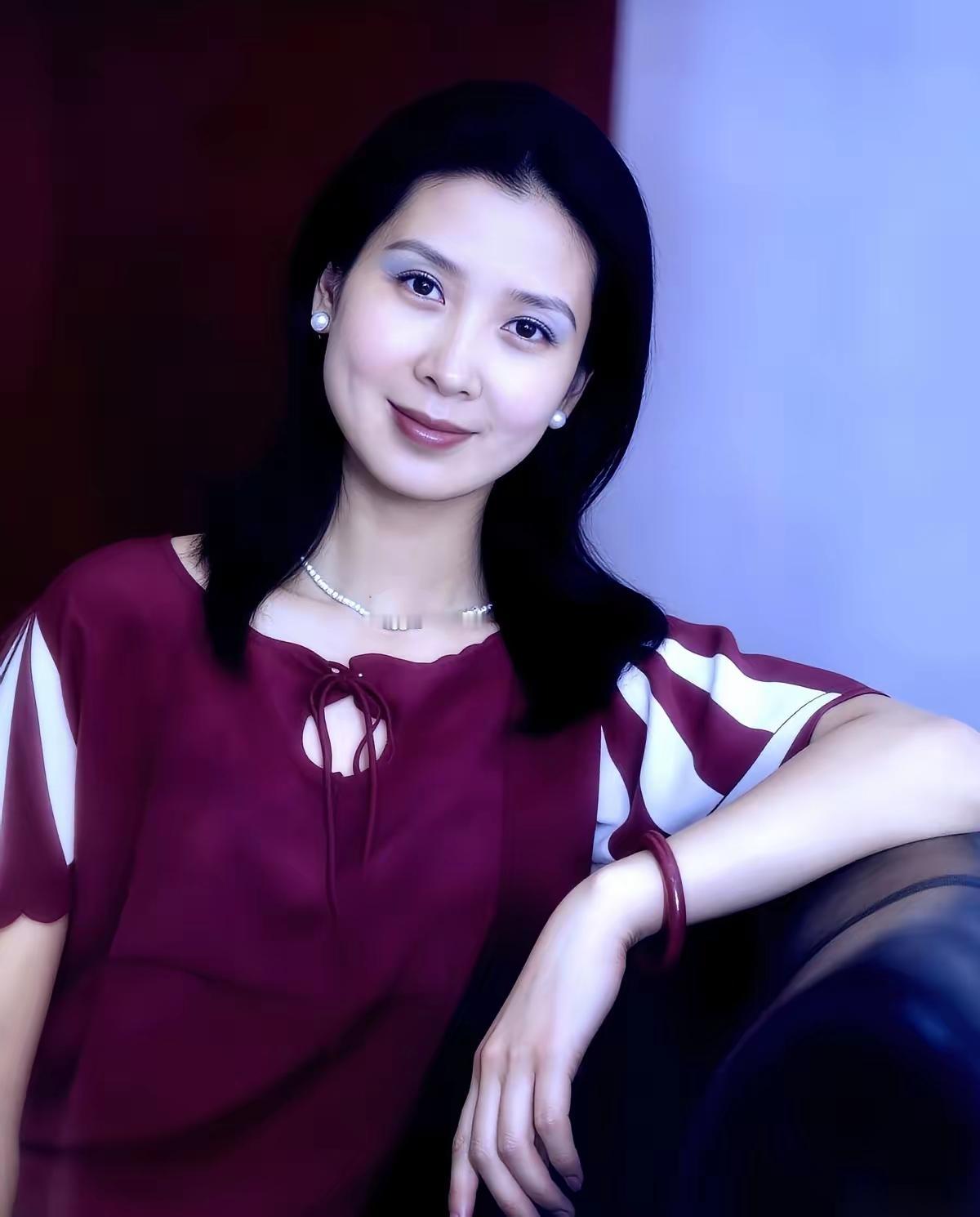 她是国家一级演员，要演技有演技，要颜值有颜值，要身材有身材，她的演技完美无瑕，如