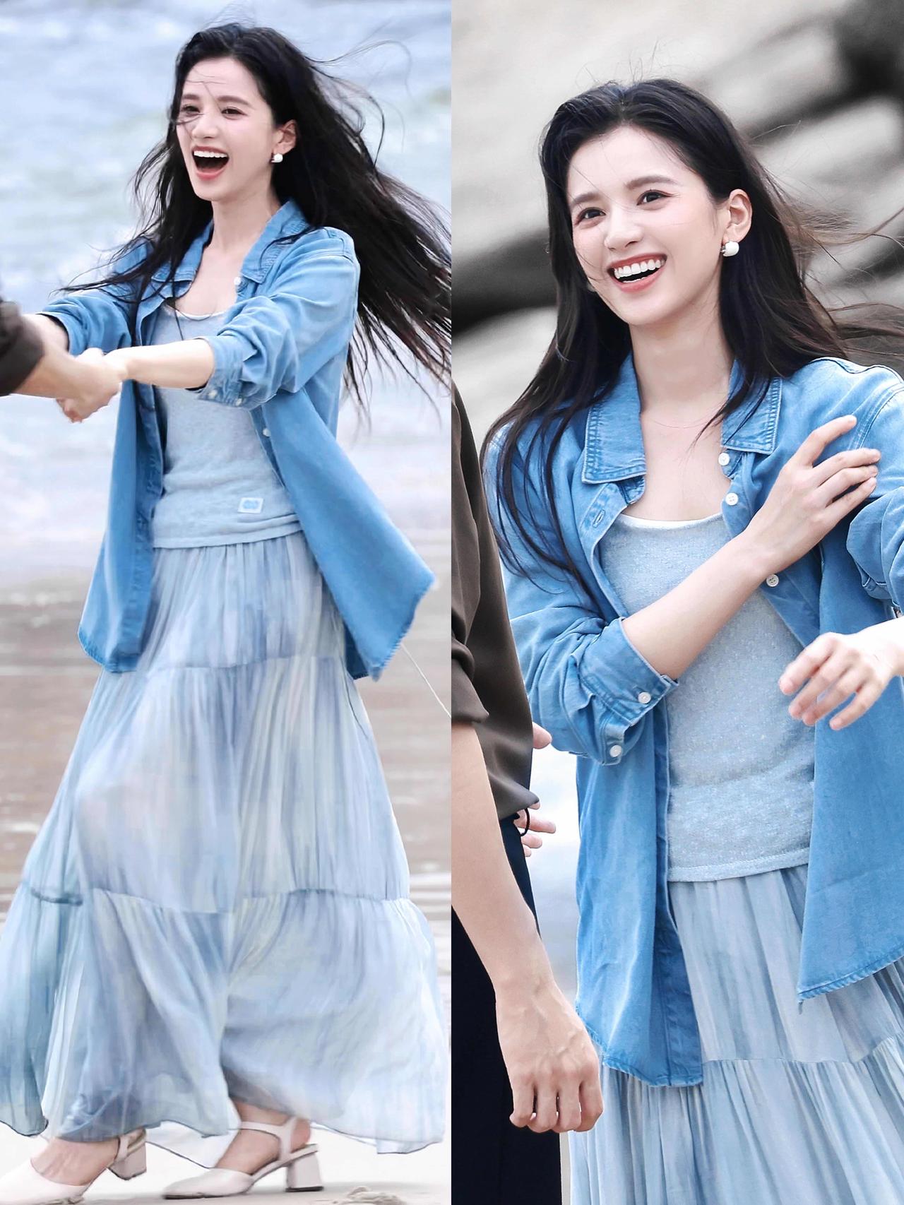 张婧仪蓝色系穿搭超温柔！宽松天丝牛仔衬衫随性敞开，内搭浅灰蓝色小吊带，下半身搭