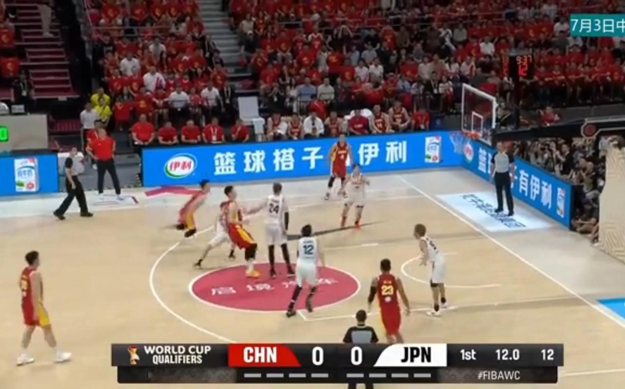 半场，中国男篮落后日本队10分！关键是对霍金斯限制太差了！日本队这个归化大中锋厉