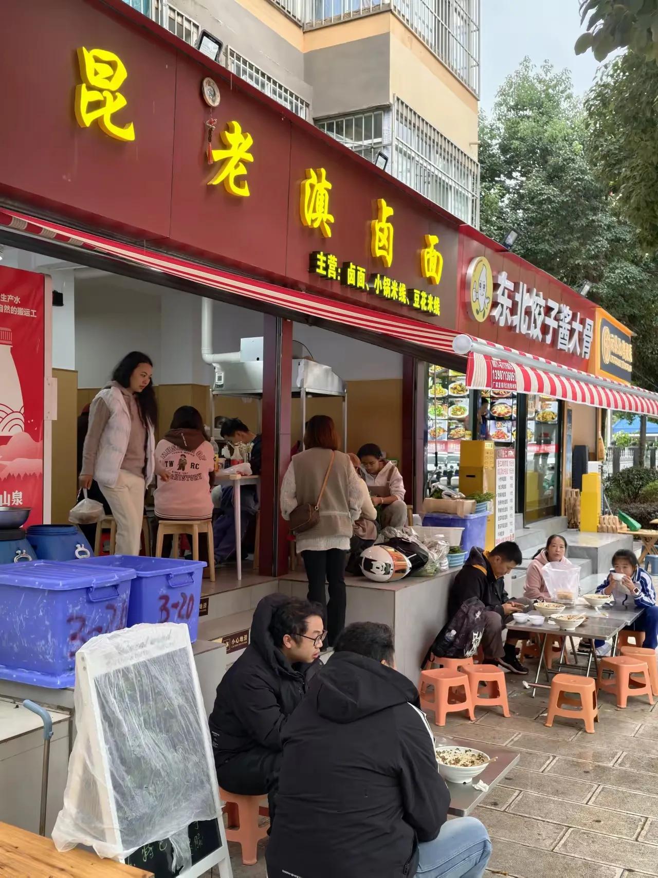 在滇池路与日新路交叉口附近，昆明铁路法院边上，这一家卤面算是昆明前十的了吧！味道