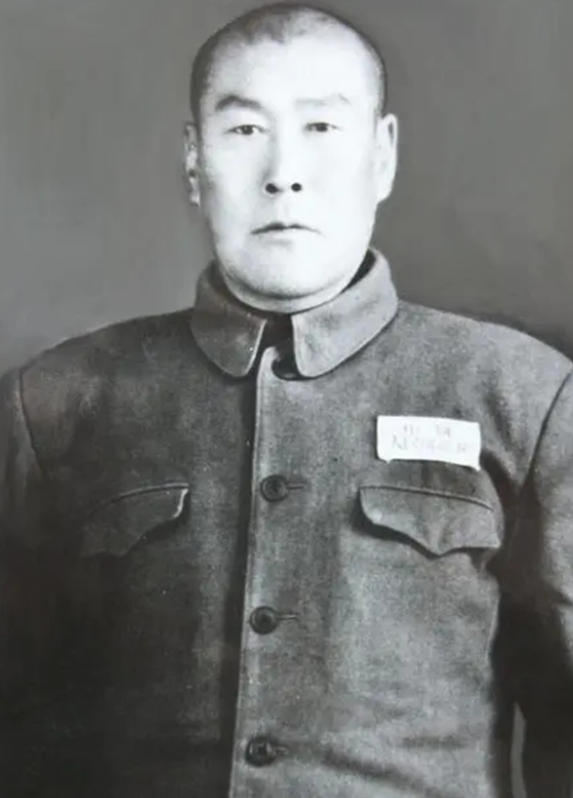 抗战期间，潜伏在八路军中的女特务汇报完工作，突然对着大队长媚眼一笑，她的轻佻行为