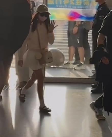 周杰伦女儿也太像妈妈了5月18日晚上，有网友偶遇周杰伦和女儿，一段视频曝光后