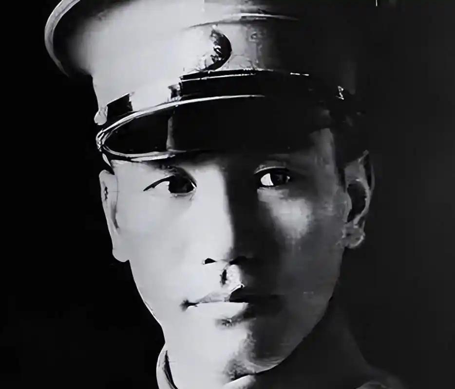 1943年，宋美龄十分讨厌一个人，于是吩咐戴笠去刺杀他，戴笠听后吓得半死，赶紧偷