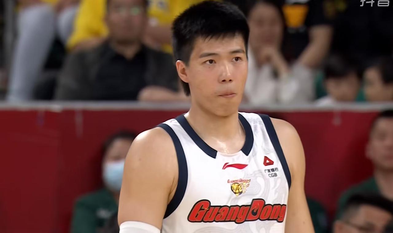 大家发现没，在今晚广东男篮对阵广州男篮的季后赛，广东队终于调整阵容了，陈家政和焦
