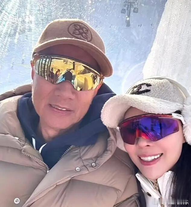 76岁郭台铭近况2026年1月初，郭台铭的妻子曾馨莹在社交平台发布新年全家福。