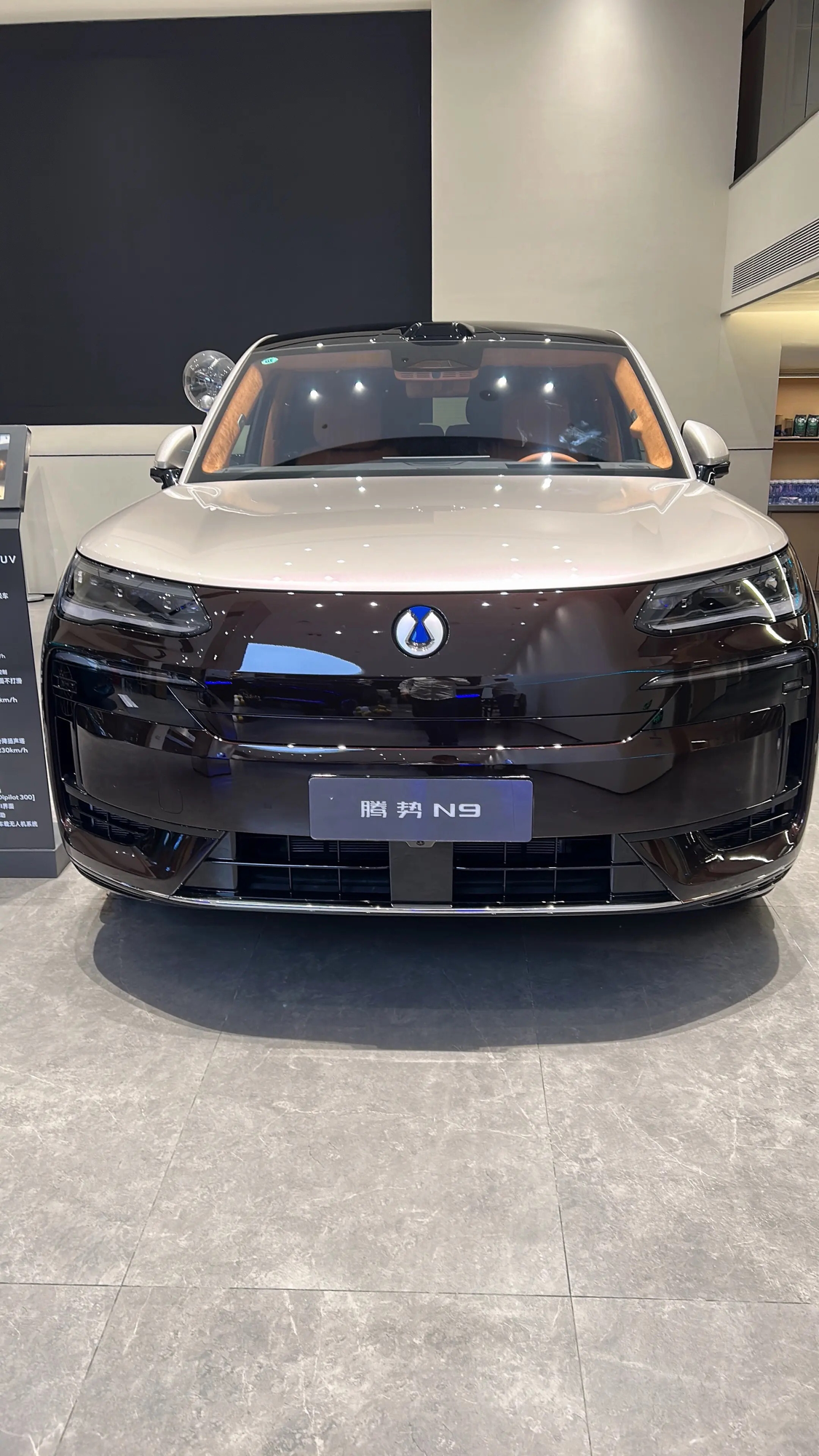 试驾腾势N9DM：六座家用够不够舒适周末到腾势4S店试驾N9DM，重点体验了六座布局下的乘坐感受和长