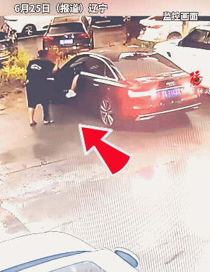 女司机挂着倒档就准备下车，车子向后开始行驶时，女子半个多身子和一只脚已经离开了驾
