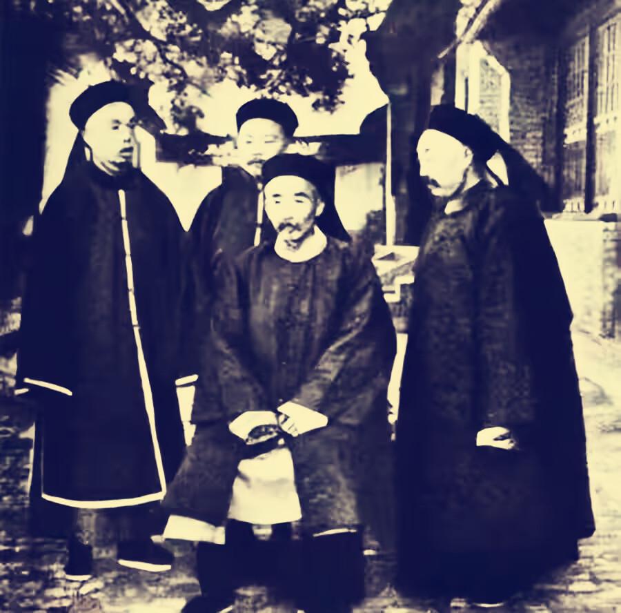 1901年，启秀被斩于北京菜市口，行刑当天，启秀询问身旁的刽子手：“谁的命令？”