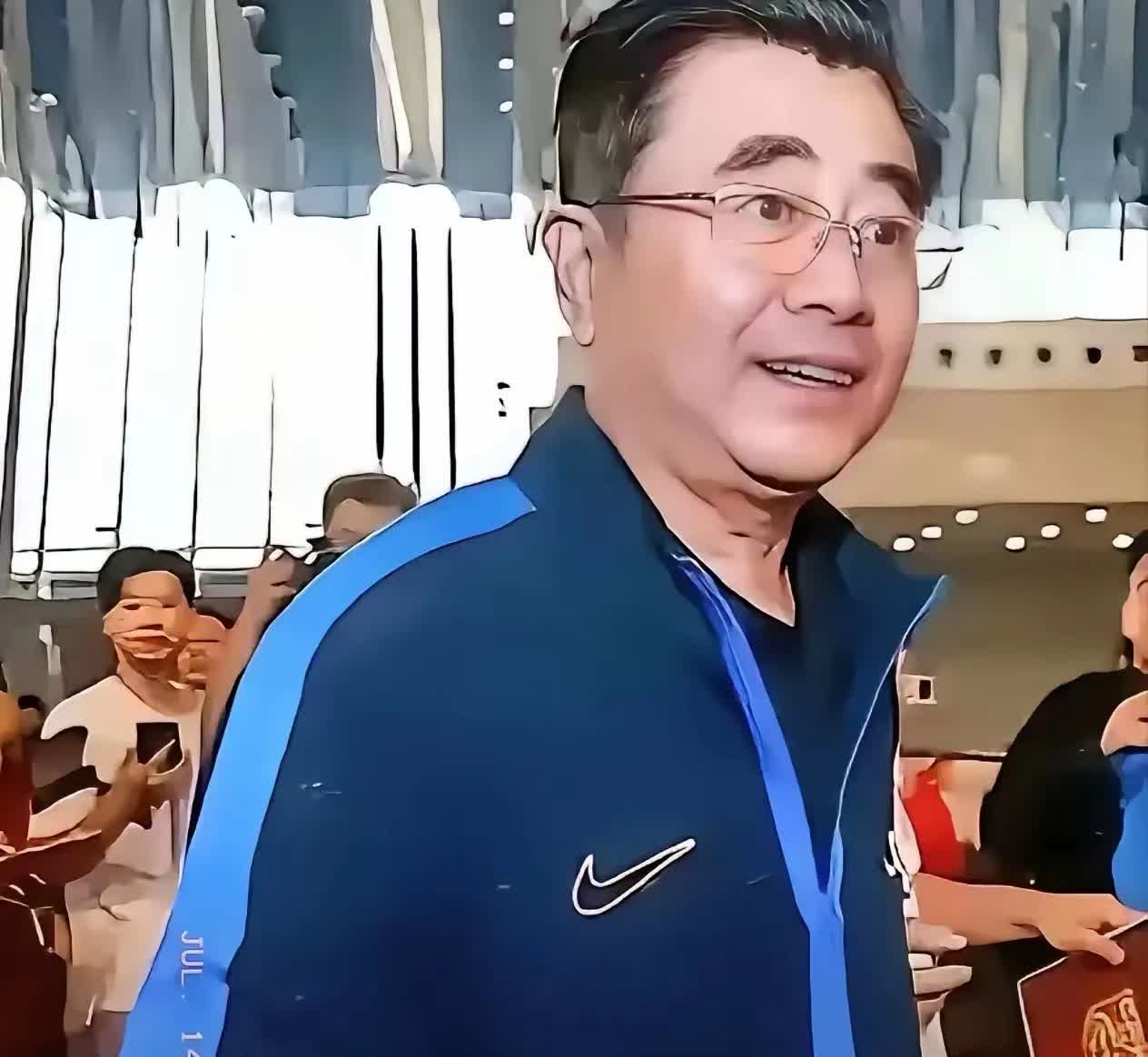 足协主席现在是真急了。他本来觉得球迷也不能把他怎么样，可他万万没想到，