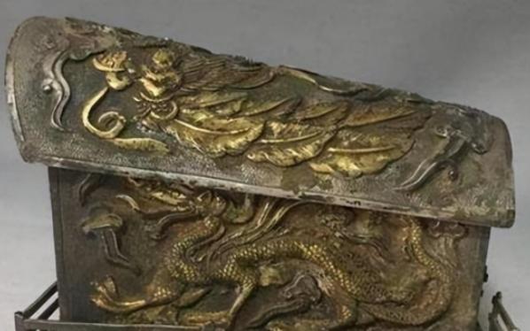 一口巴掌大的金棺，被一条唐朝的丝带系着蝴蝶结，封了整整1300年。全中国最顶尖的