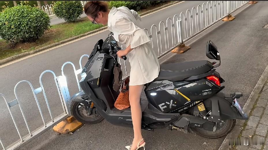 这么漂亮的女孩子在路边遇到麻烦了，都没有人愿意帮一下