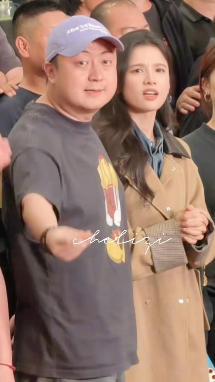 杀青现场粉丝在喊“杀青快乐”，场务特别凶地说了一句“闭嘴！”婧仪示意旁边的导演让