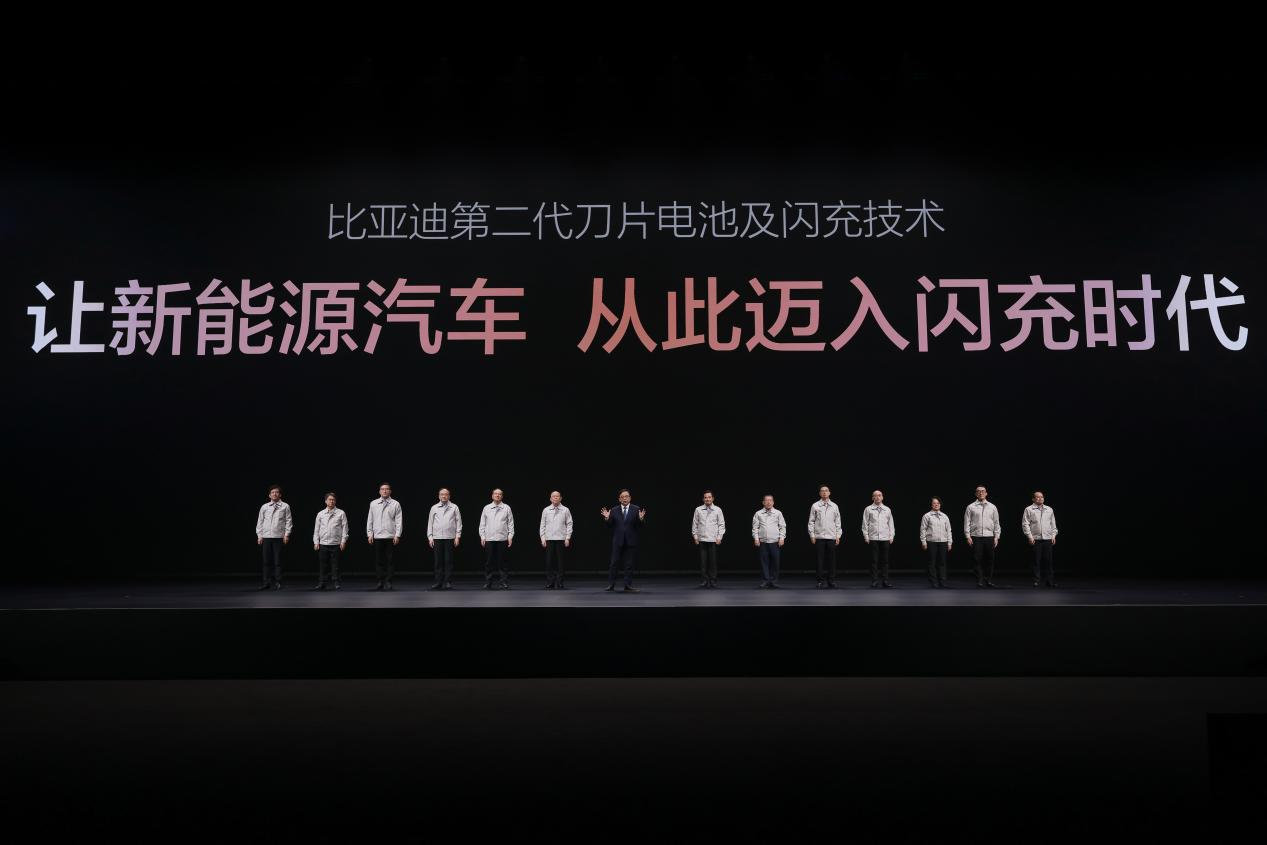 比亚迪第二代刀片电池和闪充的后劲太大了！中午食堂吃饭，同事说有一辆比亚迪宋出了事