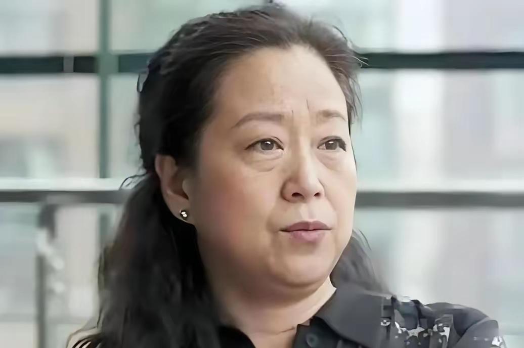 真稀奇！张国立和前妻罗秀春离婚几十年，如今67岁的她每月雷打不动收着前夫打来的固