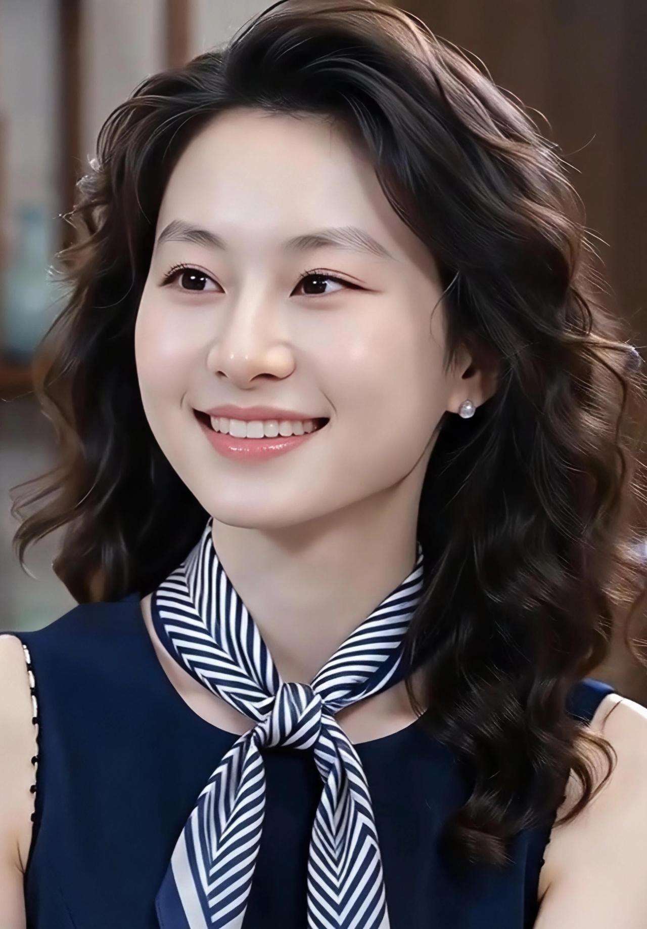 这位美女笑得真灿烂！
