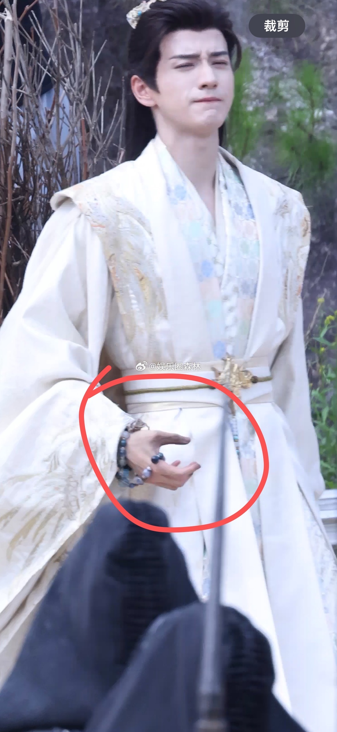 王弘毅刚刚拍戏火烧到手了，继续强忍拍戏，还有这么牛逼的演员，实在是太敬业了，佩服