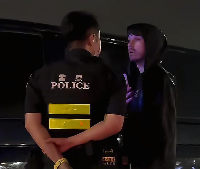 舒服了！一黑衣美国人警告“台独”警察：台湾不是国家！你是中国人！今天下午刷到