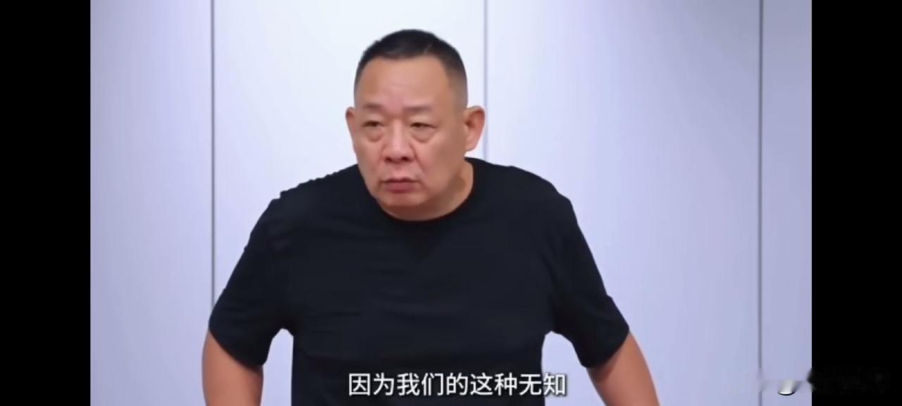 大家发现没，于东来这个人真的很奇怪，开个民生超市还规定每周二必须闭店休息，就