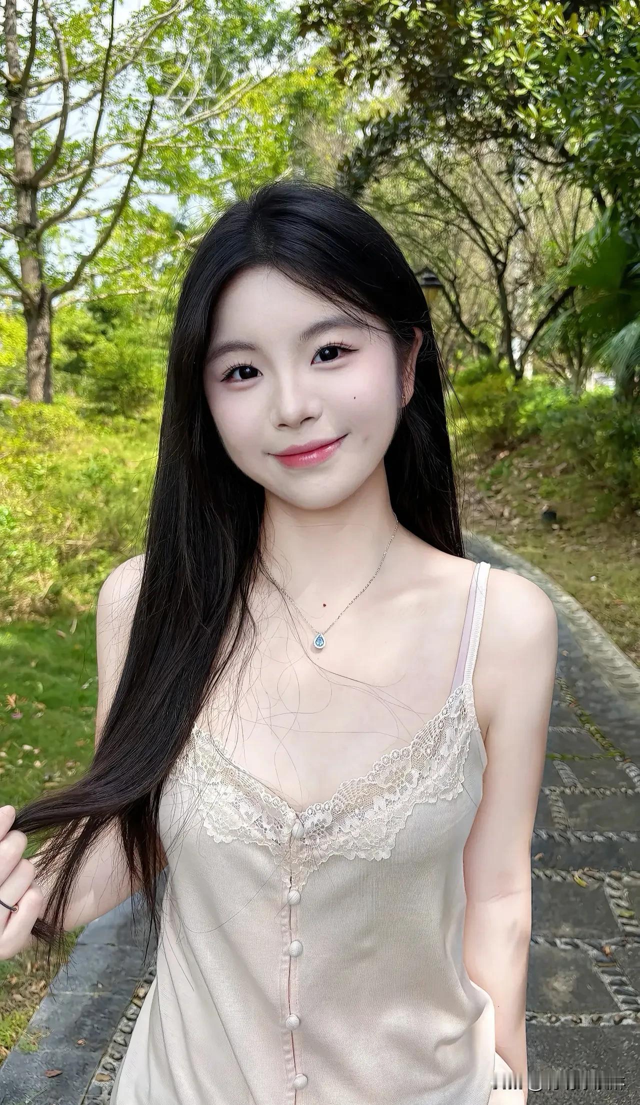 她一笑，世界都亮了眼里有光，嘴角有糖，治愈系微笑少女上线，今天