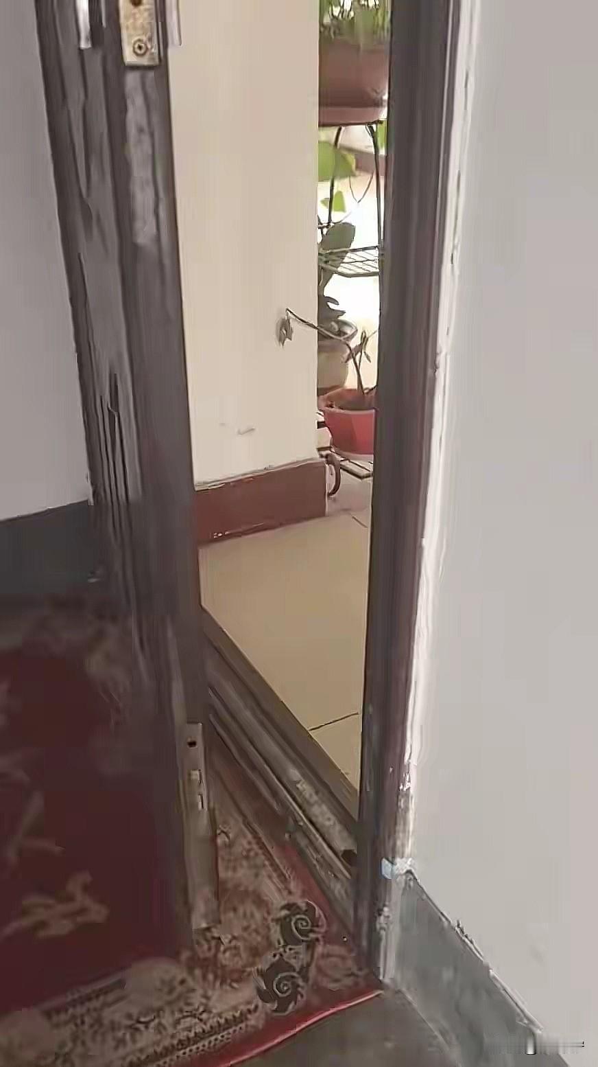 实在是太离谱！18岁女生在家，被登门者暴打，还手定为互殴，反被罚款200元！山东