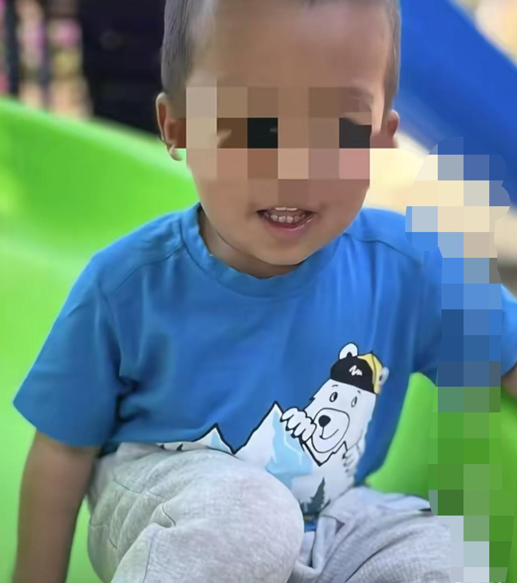 现在最痛苦的就是这个孩子跌进炭火堆孩子的妈妈了！不是因为孩子伤的非常重，而是