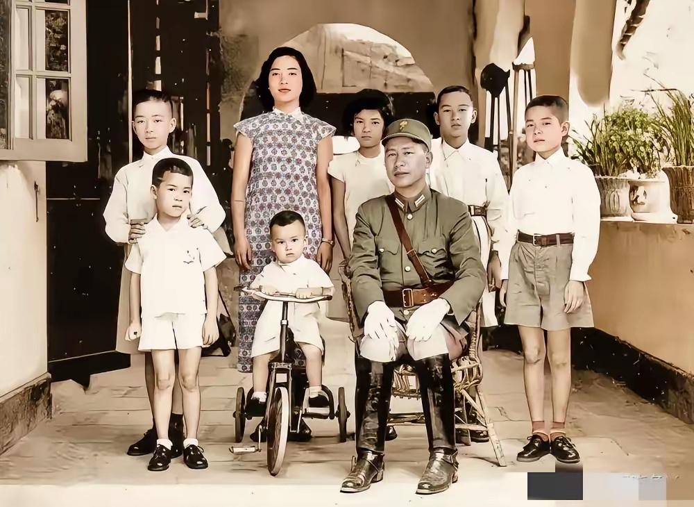 1943年，桂林白公馆，杜聿明全家福，坐着军装男士是白崇禧，身后女子是夫人马佩璋