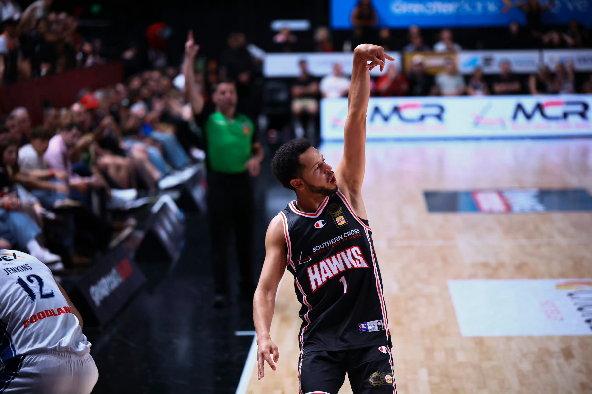 麦基加盟北京男篮NBL老鹰队的得分榜前三都来CBA了：麦基（19.9）👉北京