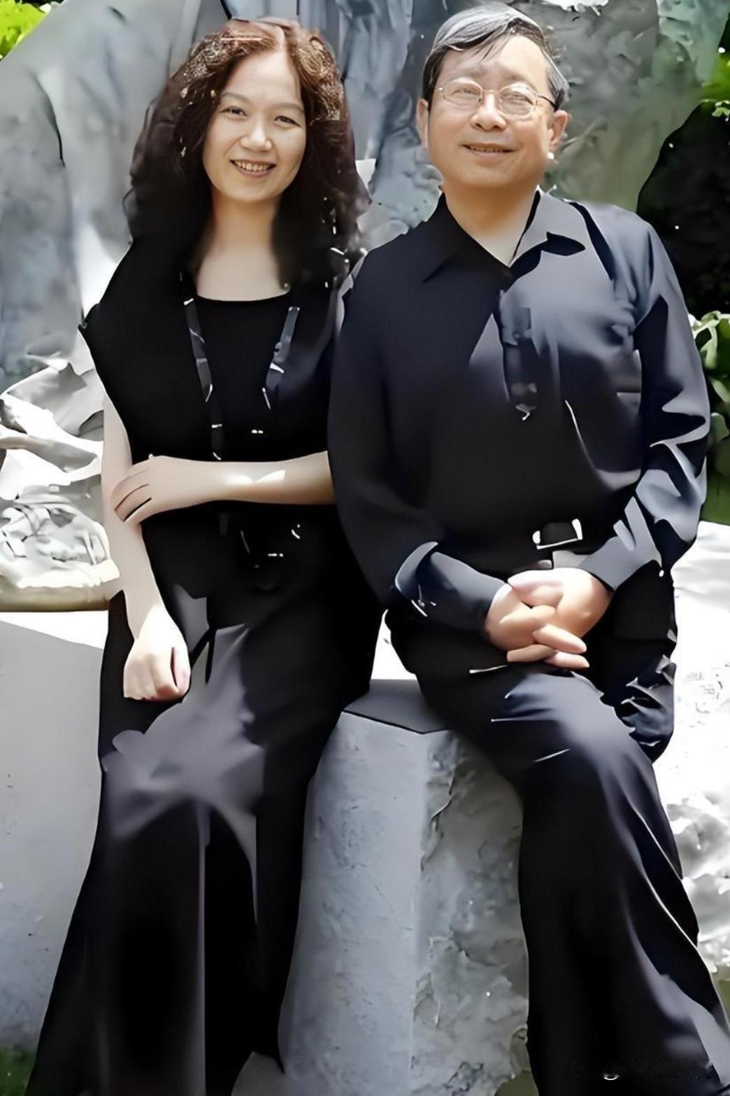 都说这对夫妻很“般配”，郎才女貌！马兰论气质不输李胜素！俩人相差16岁，马兰