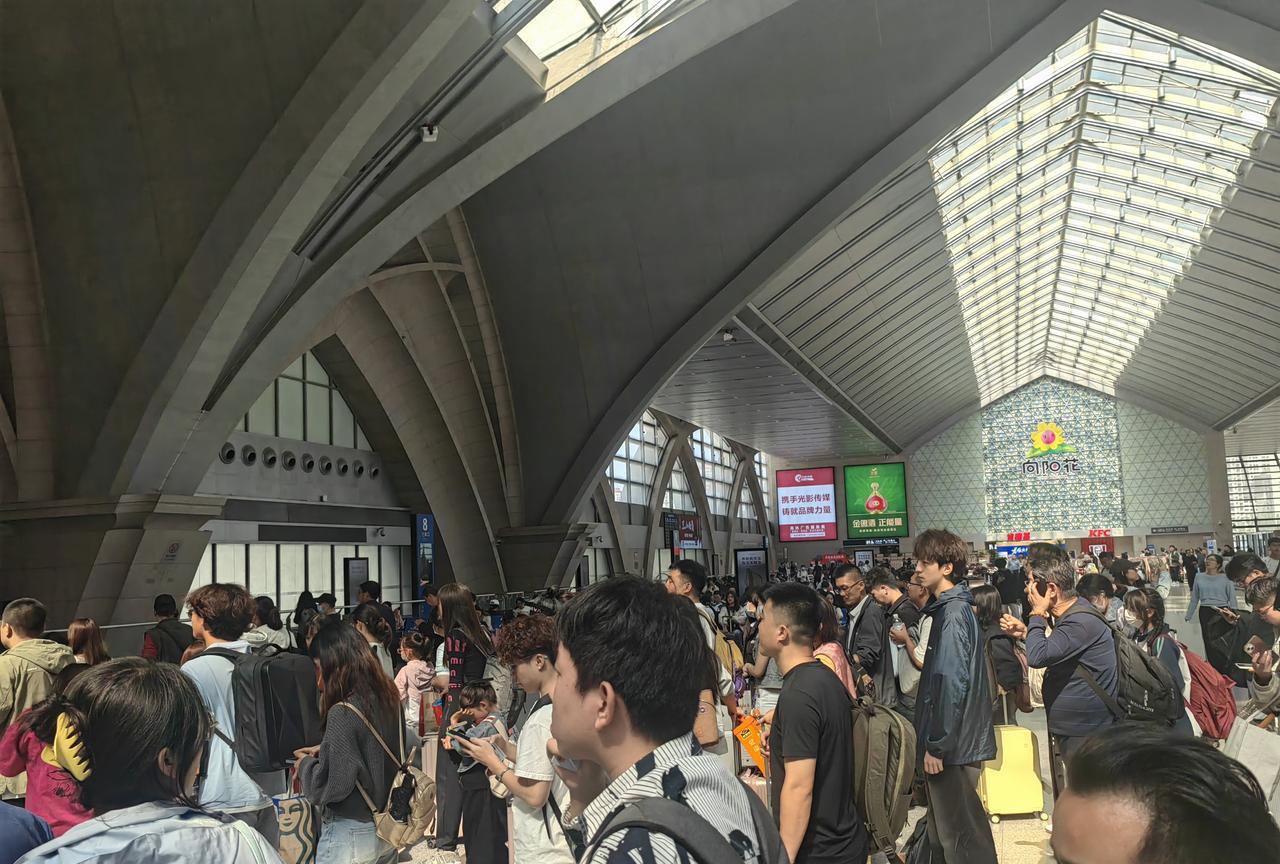 9月30日下午，宁夏银川火车站那叫一个热闹，返程高峰妥妥地来了，人多得就像蚂蚁搬