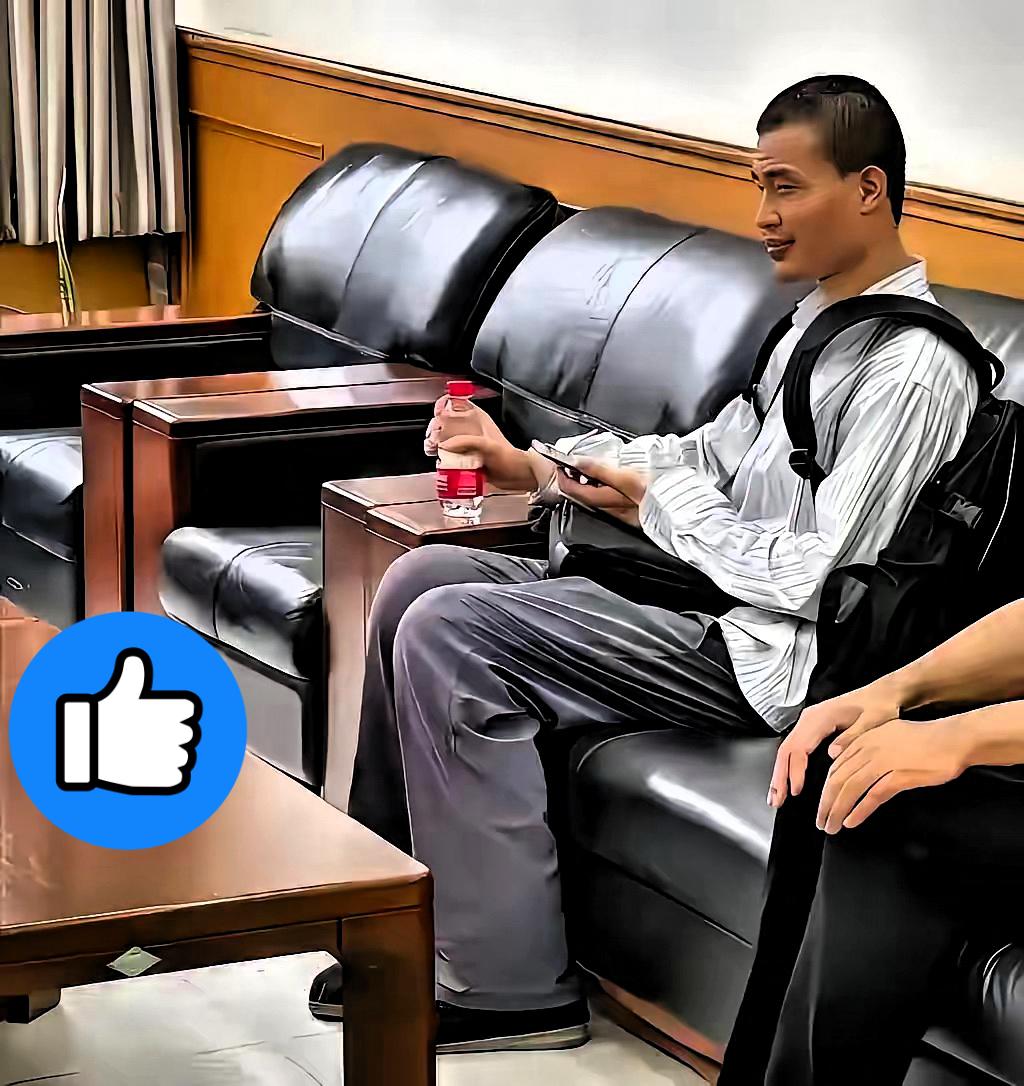 韦东奕“闭关”这四个月，职称上的跃升，从讲师正式获评北大副教授。这不是靠资历熬出