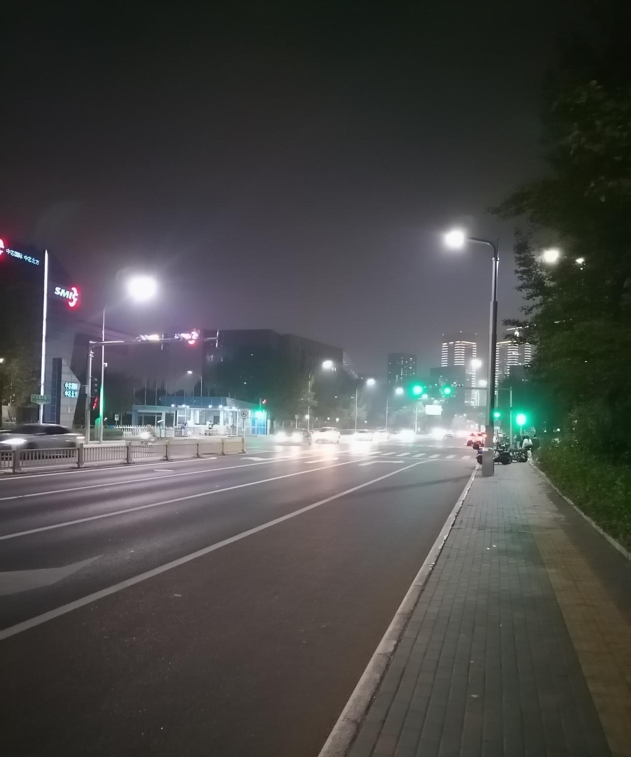 早上早上天不亮就上班，晚上顶着月亮下班[捂脸哭]
