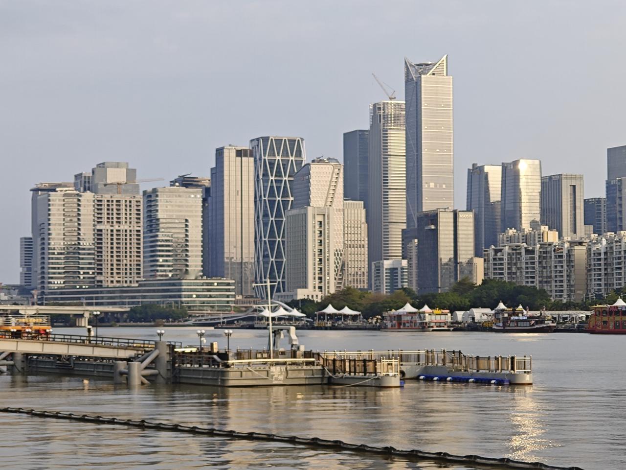 大江大河大广州，珠江岸边，广州新的CBD琶洲CBD已经成型，和珠江新城CBD不同